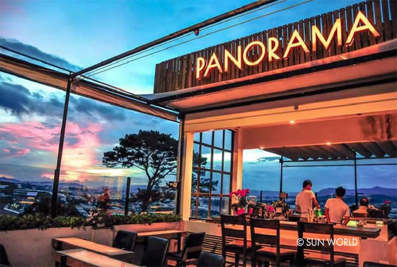 Panorama Coffee có thiết kế ấn tượng với những vách kính bao quanh