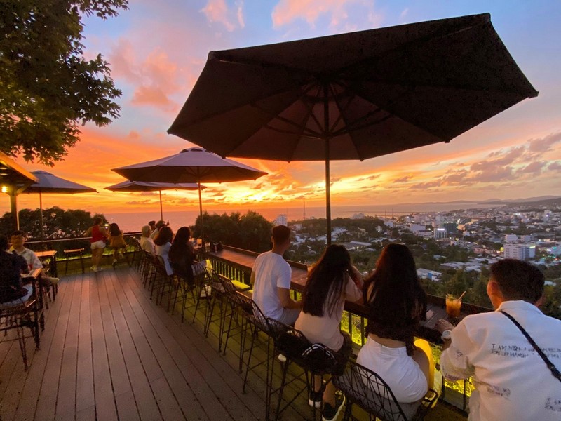 Không gian lung linh, lãng mạn về đêm ở Chuồn Chuồn Bistro & Bar