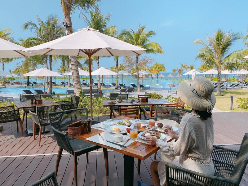 Không gian mở rộng rãi, thoáng đãng của Aura Beach Club