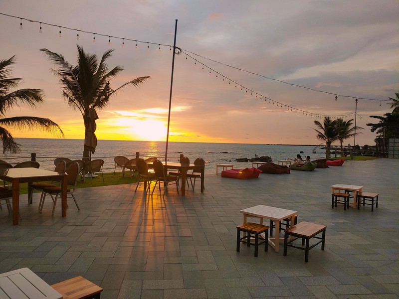 Không gian bar mở rộng rãi bên biển của Cocoon Beach Lounge