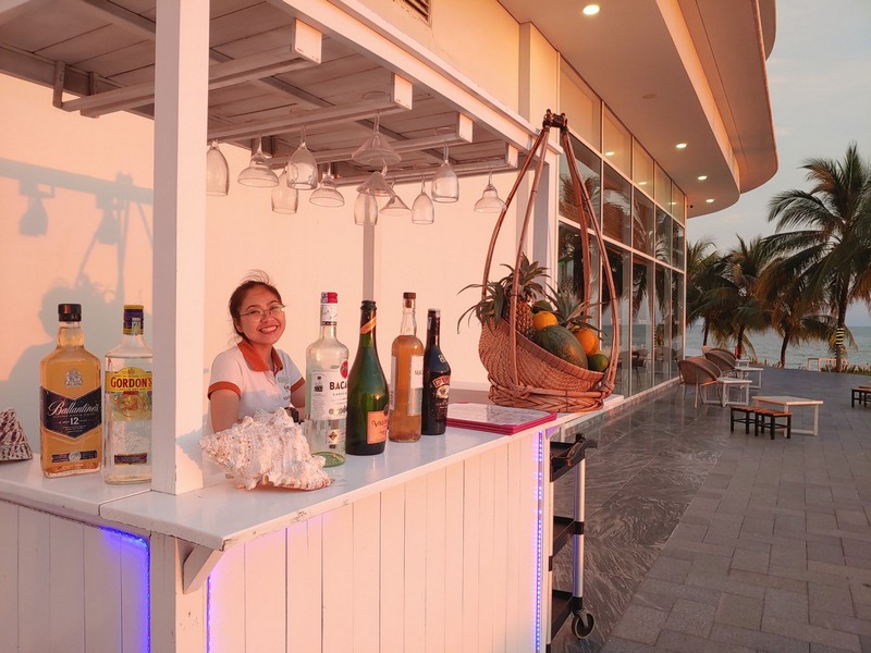 Quầy bar nhỏ gọn và tối giản ở Cocoon Beach Lounge