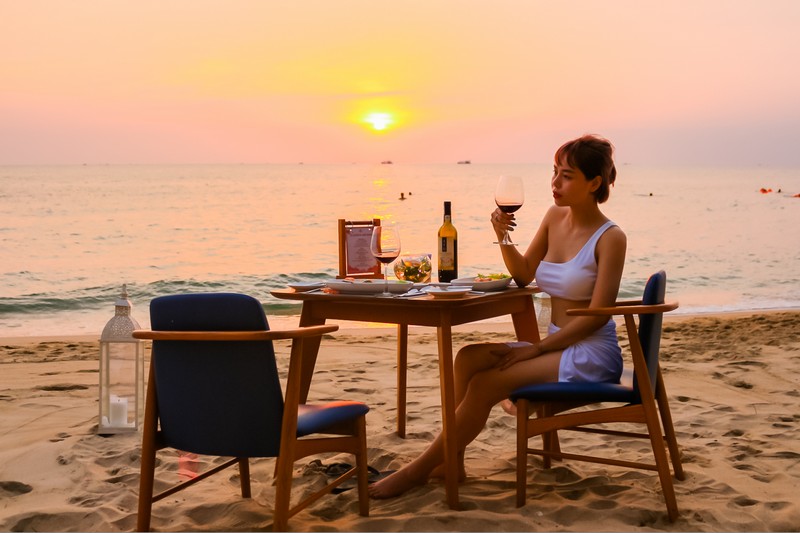 Du khách có thể check-in hoàng hôn tuyệt đẹp ngay tại bãi biển của Cocoon Beach Lounge