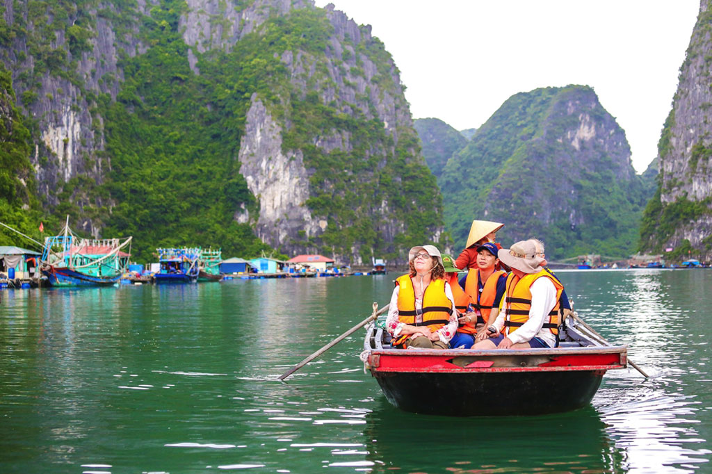 Du khách có thể đi du lịch Vịnh Hạ Long quanh năm, chỉ cần tránh những ngày mưa bão (Nguồn: thanhnien.vn)