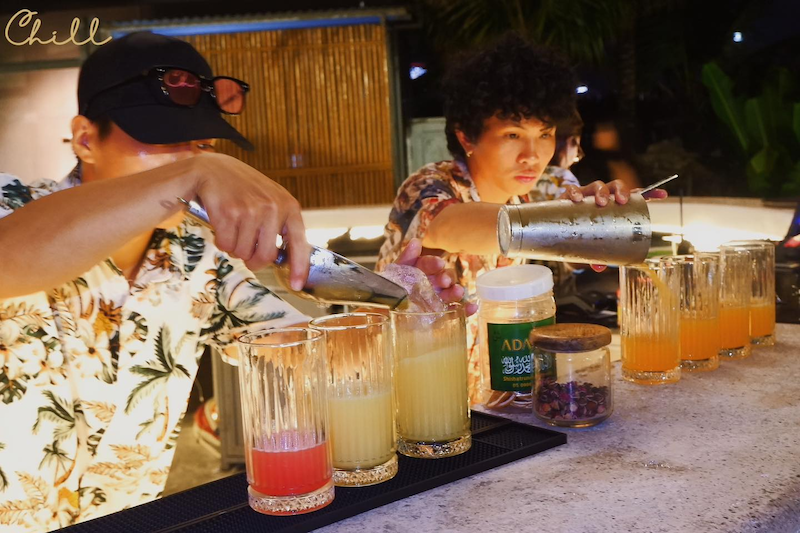 Các vị khách có thể ngồi ở quầy bar của quán để ngắm nhìn bartender pha chế các loại đồ uống