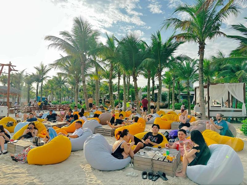 Khu vực chỗ ngồi ngắm biển cực đẹp tại Chill Beach Bar