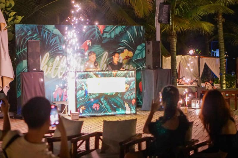 Khu vực quầy DJ, sân khấu đơn giản tại Chill Beach Bar