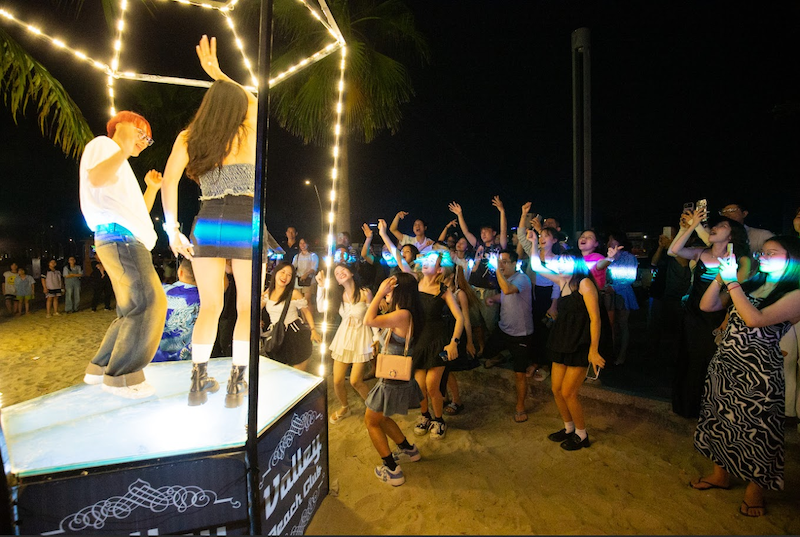 Khu vực trình diễn các tiết mục nóng bỏng của các vũ công chuyên nghiệp tại Valley Beach Club