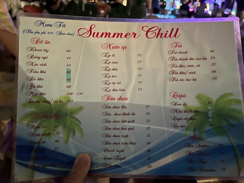 Menu của Summer Chill Coffee chỉ phục vụ một vài loại bia, không có rượu mạnh