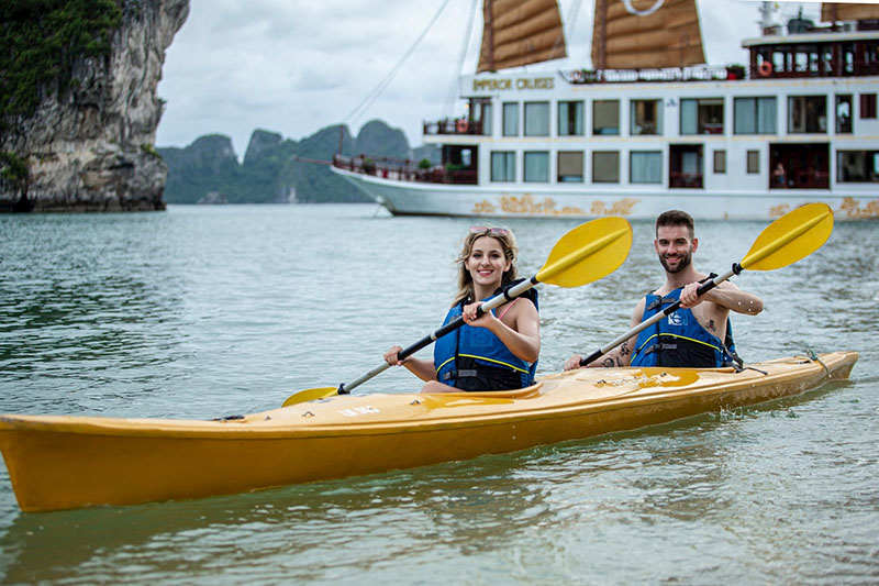 Mang áo phao đầy đủ khi tham gia hoạt động chèo thuyền kayak (Nguồn: hanoimoi.vn)