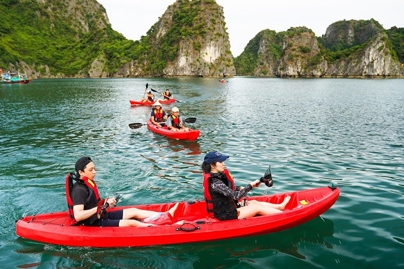 Trải nghiệm chèo thuyền kayak và ngắm những ngọn núi đá vôi tại Cống Đầm (Nguồn: vdstravel.vn)