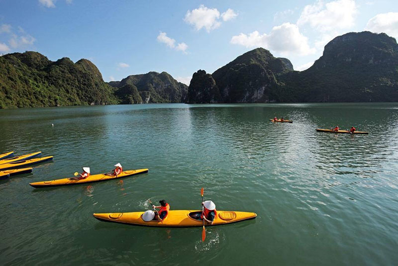 Du khách có thể tự mua vé hoặc mua tour đi kèm dịch vụ chèo thuyền kayak (Nguồn: https://kinhtedothi.vn/)