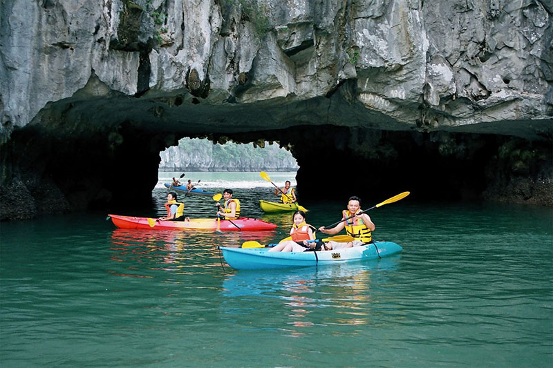 Du khách có thể trải nghiệm chèo thuyền kayak để khám phá hang Luồn, cảm nhận sự bình yên và thư thái giữa lòng Vịnh Hạ Long (Nguồn: mia.vn)