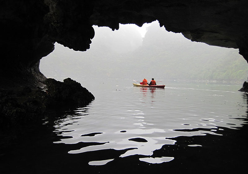 Hồ Động Tiên và Hang Trinh Nữ là hai địa điểm mà du khách nên lựa chọn để chèo thuyền kayak khi đến Hạ Long (Nguồn: tauhalong.vn)