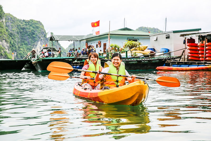 Làng chài Vung Viêng sở hữu nhiều khung cảnh đẹp, thơ mộng, là địa điểm lý tưởng để chèo thuyền kayak (Nguồn: atravelmate.com)