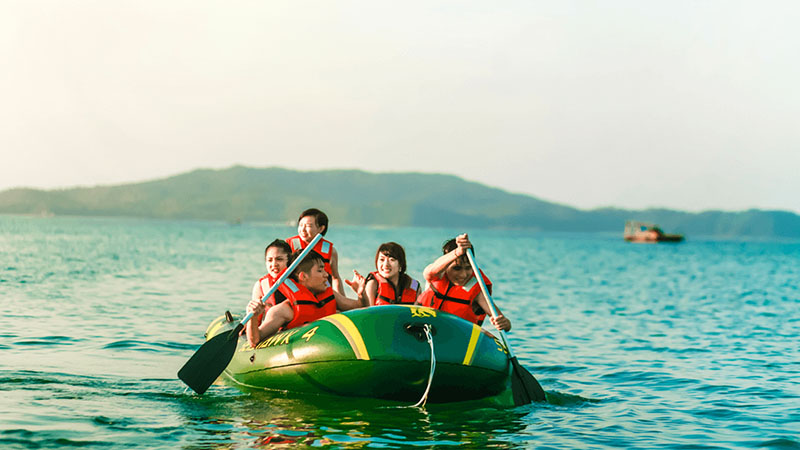 Chèo thuyền kayak Cô Tô là hoạt động thú vị, cả người lớn và trẻ em đều có thể tham gia (Nguồn: ivivu.com)