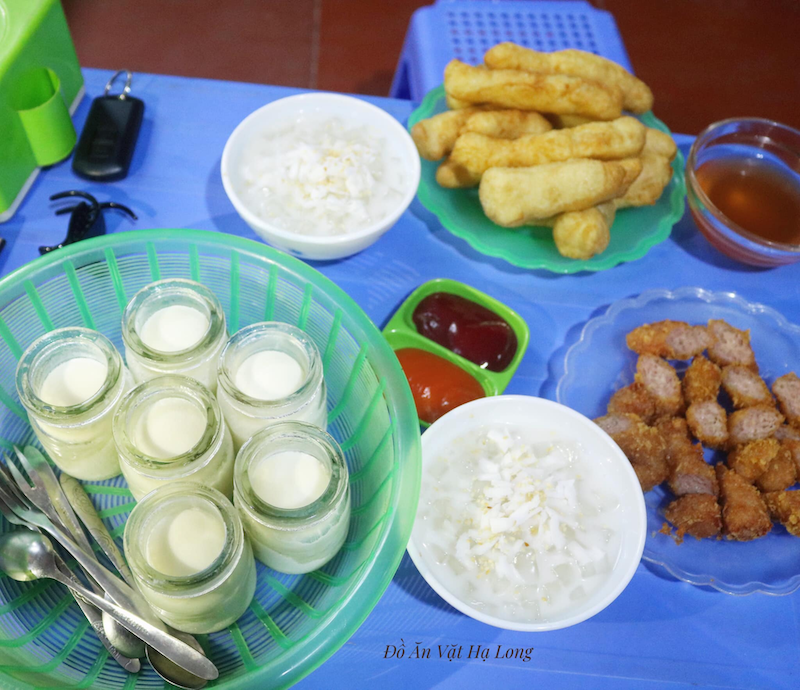 Ngoài ra, cô còn bán thêm một số món ăn vặt chiên rán khác