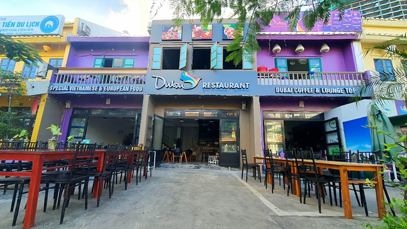 Dubai Restaurant nằm ở vị trí đắc địa, khá dễ tìm thấy ở khu phố cổ Hạ Long