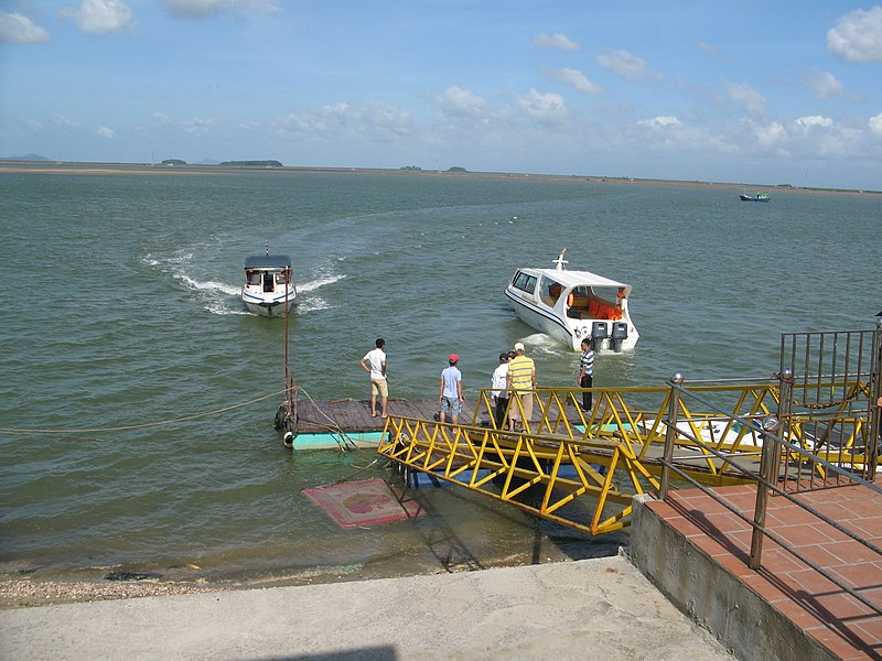 Để di chuyển sang đảo Vĩnh Thực, du khách cần đến Bến Mũi Ngọc