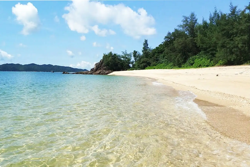 Làn nước biển trong veo thấy đáy "gây thương nhớ" ở đảo Cái Chiên