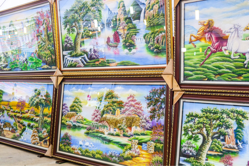 Các vật phẩm trang trí được bày bán bên trong triển lãm, hội chợ