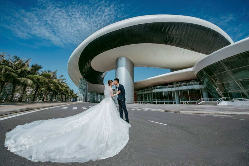 Cặp đôi chụp ảnh cưới tại cung cá heo