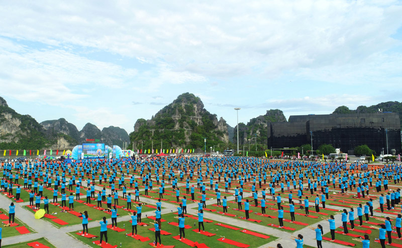 Không khí sôi động của Festival Yoga tại quảng trường Hạ Long