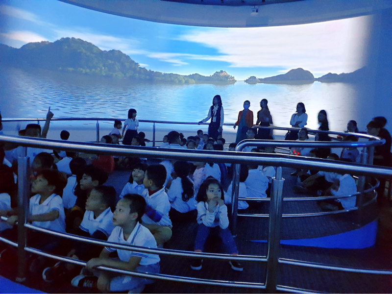 Phòng chiếu phim 360 độ của cung cá heo thường xuyên đón đoàn học sinh trong thành phố đến tham quan