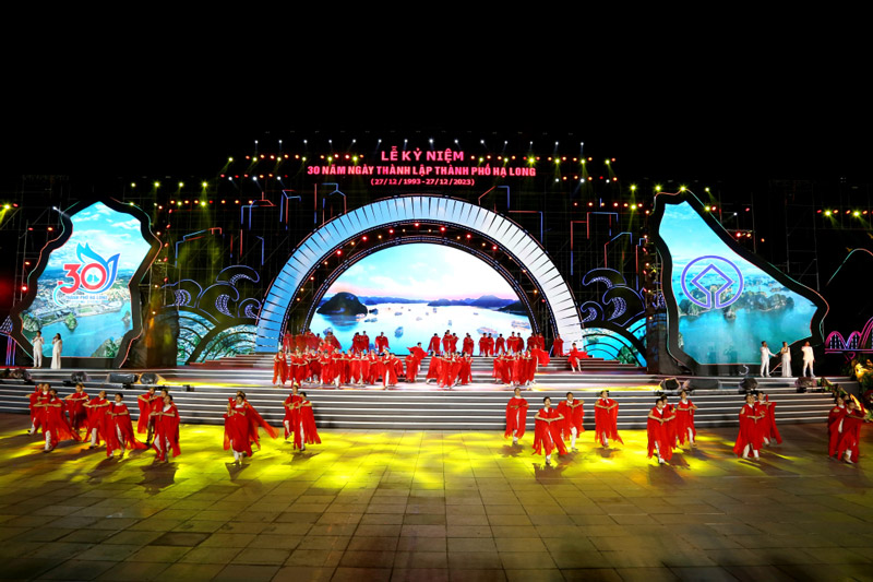 Màn trình diễn nghệ thuật đẹp mắt diễn ra tại quảng trường thành phố Hạ Long
