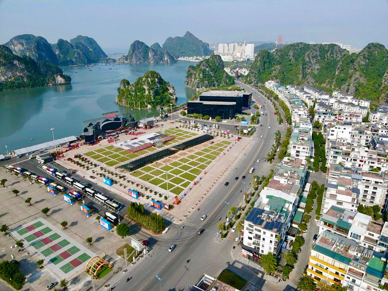 Sảnh hành lễ quảng trường Quảng Ninh bao gồm khu vực sân cỏ và toàn bộ bề mặt sân ngoài trời