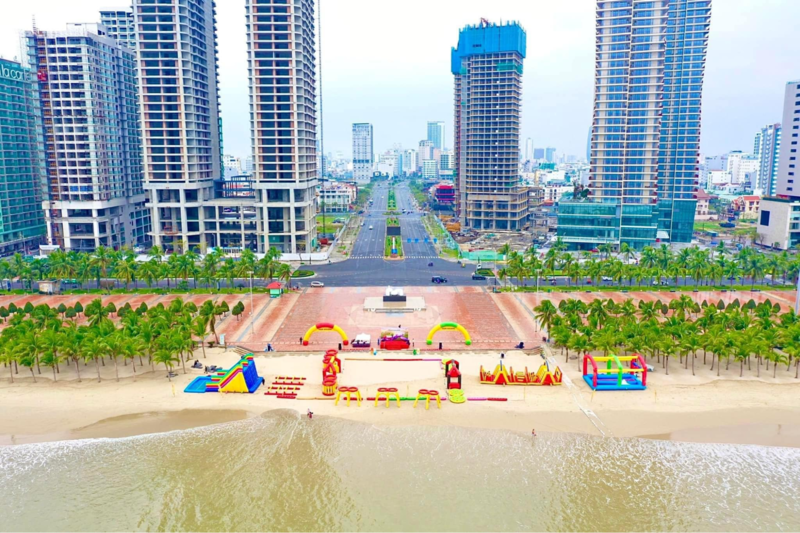 Khu vui chơi bãi biển dành cho trẻ em trên bãi tắm Phạm Văn Đồng