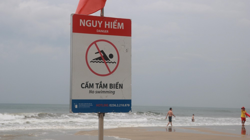 Du khách cần chú ý và tuân thủ các quy định tại bãi tắm để bảo đảm an toàn cho bản thân và gia đình