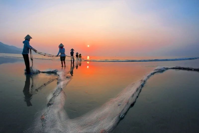 Biển Mỹ Khê vào buổi sáng khá yên tĩnh, dung dị với hình ảnh thuyền chài kéo cá về bờ