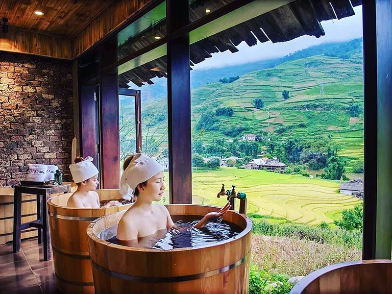 Du khách nữ trải nghiệm tắm lá thuốc người Dao đỏ