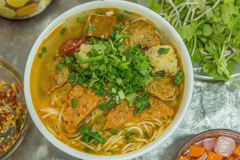 Bát bún chả cá bà Đào “ú ụ” topping