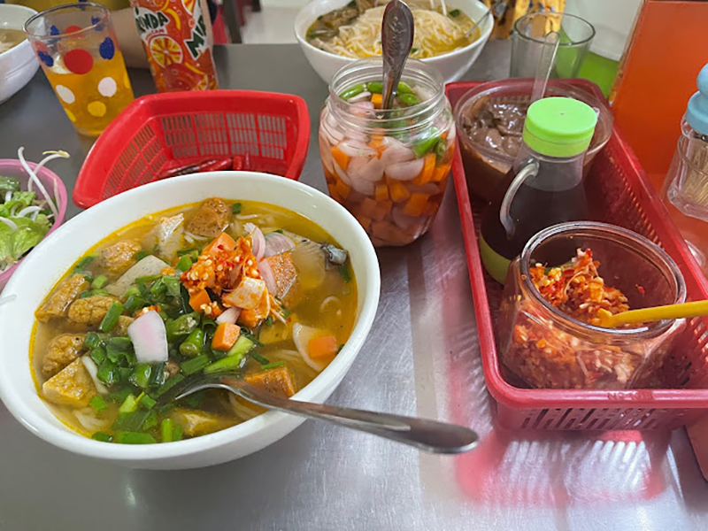 Tô bún chả cá tại quán bà Lữ