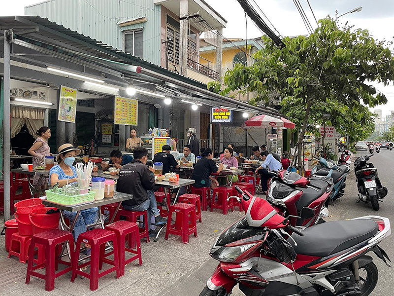 Quán bún chả cá bà Toại nằm bên vỉa hè nhưng luôn được đông đảo thực khách ghé thăm mỗi ngày