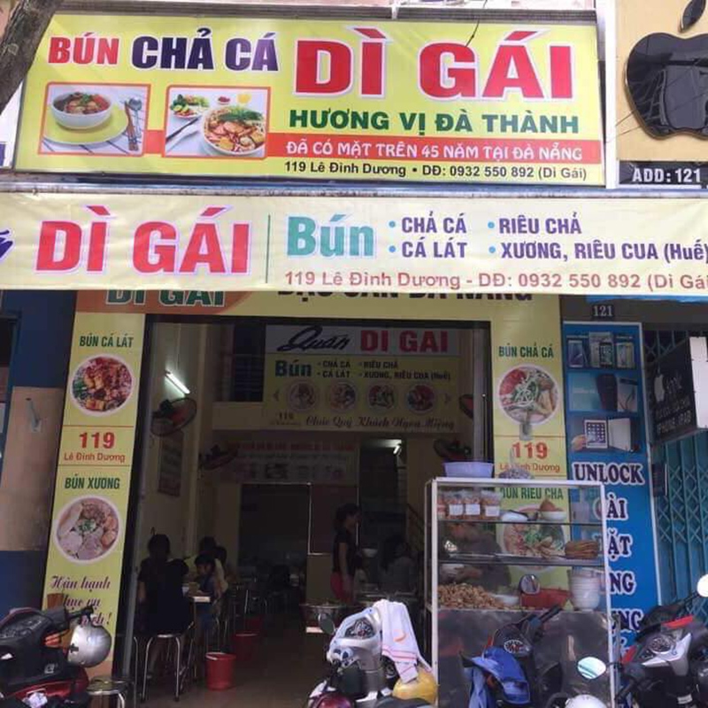 Từ ngoài nhìn vào quán khá cũ kỹ