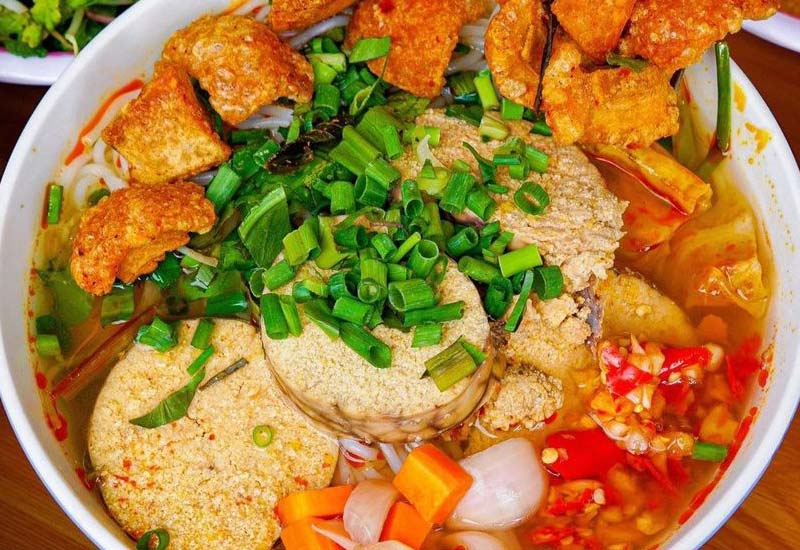 bún chả cá và trứng cá tại quán bà Tấm