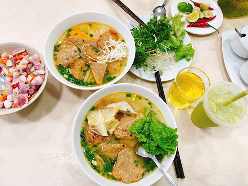 Bún chả cá của quán luôn được ăn kèm với các loại ớt băm, ớt tươi, hành tím ngâm hay mắm ruốc, rau sống