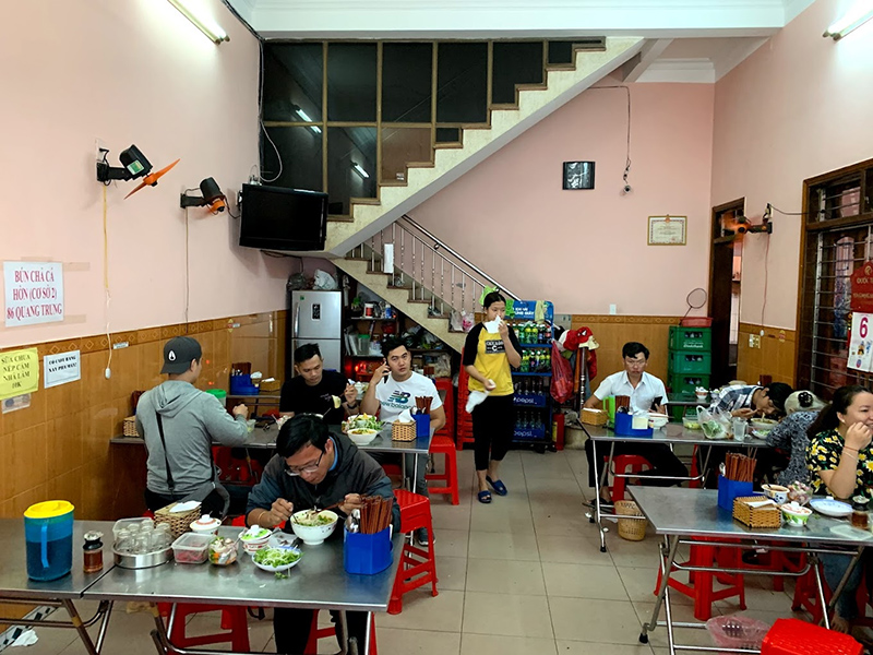 Không gian quán bún chả cá Hờn Đà Nẵng