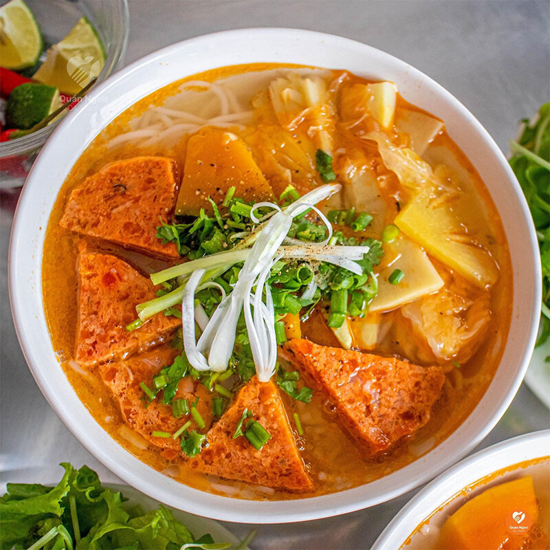 Tô bún chả cá tam giác đầy đủ,