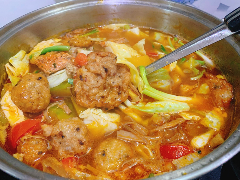 Nồi bún chả cá với nước dùng thơm ngon, đậm đà mùi mắm ruốc