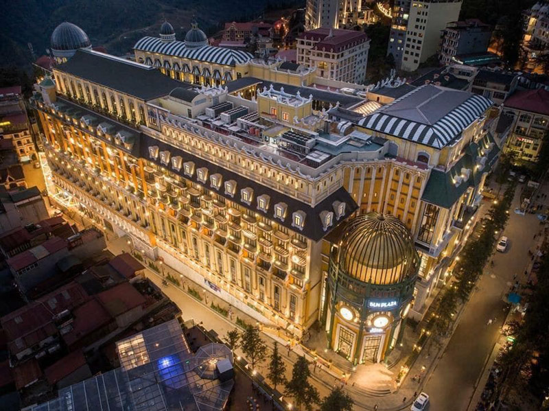 Trung tâm thương mại Sun Plaza rực rỡ ánh đèn vào ban đêm