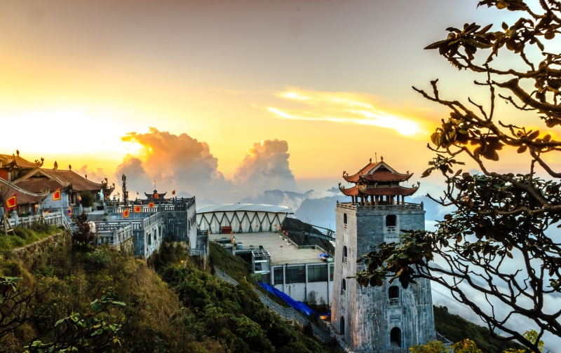 Đài gác Đại hồng chung nhìn từ xa
