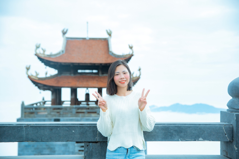 Du khách hào hứng check-in Đại hồng chung