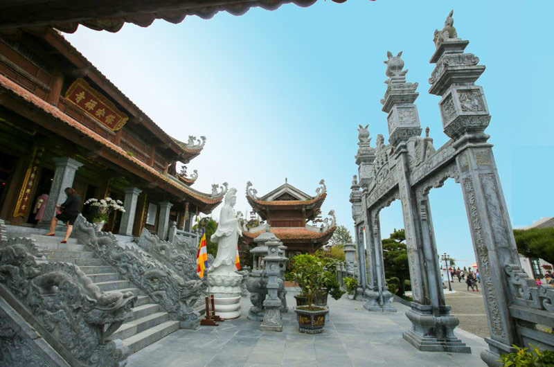 Hoa văn đắp nổi công phu được thể hiện trên phần mái đao, cổng tam quan hay thành cầu thang