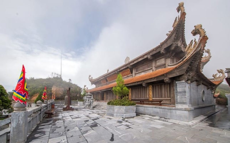 Kiến trúc chùa hòa hợp với cảnh quan núi rừng