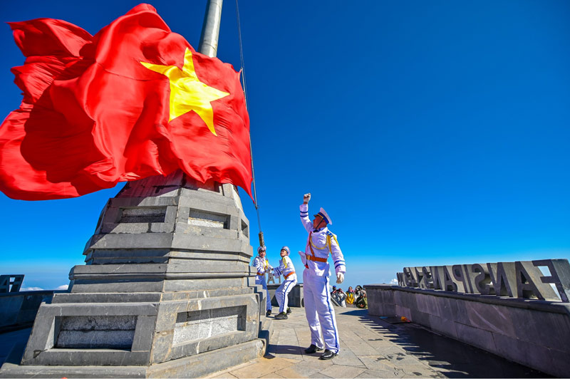 Lễ thượng cờ do đội tiêu binh phòng an ninh khu du lịch cử hành