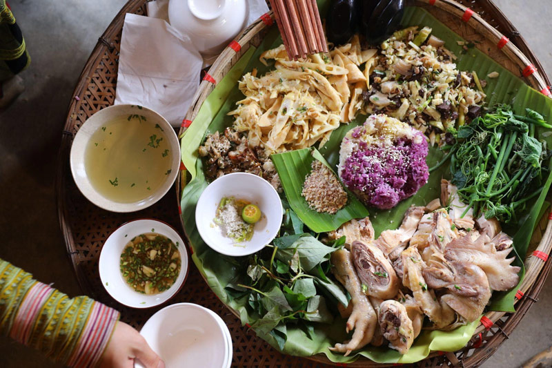 Mâm cơm địa phương được phục vụ tại bản Mây