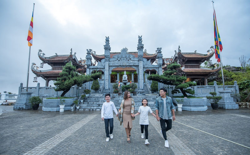 Gia đình chụp ảnh trong khuôn viên chùa Trình